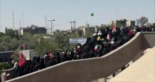 הכניסות לאולם התפילה בטהרן עדיין מקבלות קהל גדול של מאמינים.