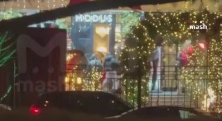 Минимум 60 миллионов рублей потратил "Лукойл" на мегакорпоратив для своих топ-менеджеров. Там выступали: Филипп Киркоров, Надежда Кадышева, Татьяна Буланова и Валерий Леонтьев, который ради этого прилетел в Россию из Майами. По данным Mash, руководство неф