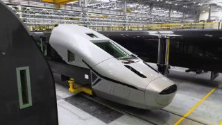 РЖД показали внешний вид кабины первого российского поезда для высокоскоростной магистрали (ВСМ).Предполагается, что до конца 2026 года соберут все 8 вагонов первого поезда, а в 2027-м на испытания отправят два состава: их будут обкатывать на участке от Зе
