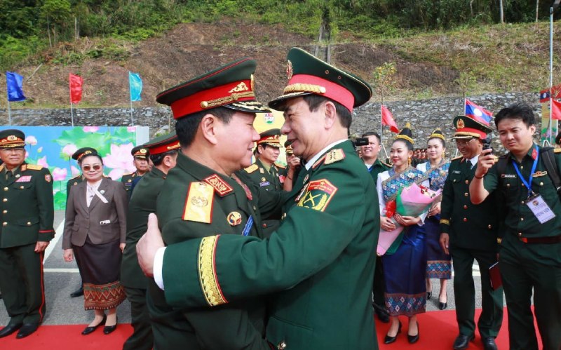东南亚华人大事件：越老第三次边境国防友好交流活动近日在义安省与博利坎赛省交界口岸举行 配图