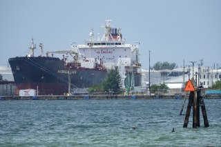 Порт Приморска почти месяц работает с пониженной нагрузкой после атак украинских дроновПоследние три недели порт Приморска, который неоднократно подвергался атаке украинских дронов, начал принимать примерно пять-восемь судов в день — это вдвое меньше, чем 