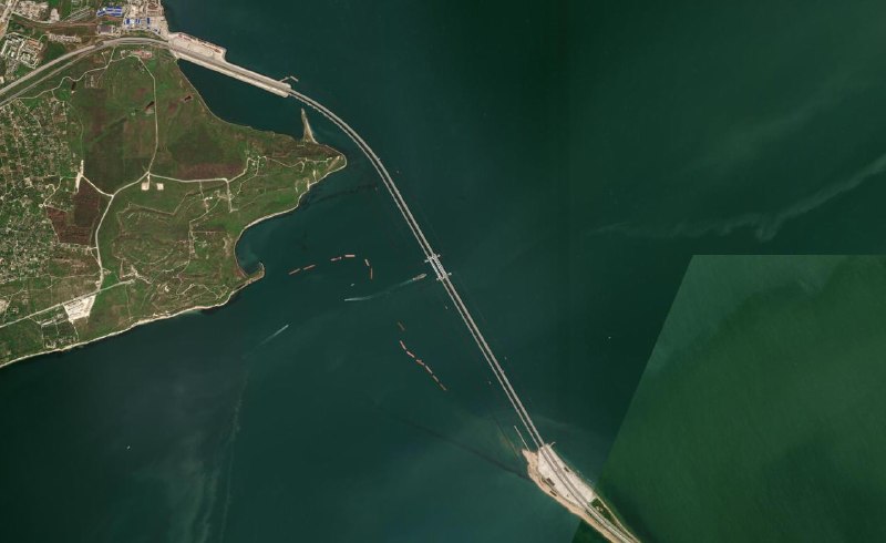 Rosyjskie media donoszą, że kolejny ukraiński atak dronów wycelował w Kerch Bridge, z aktywnymi obronami powietrznymi w regionie.