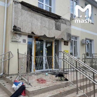 Выпускники начали прыгать на балконе во время совместной фотосессии — из-за чего и произошло обрушение в севастопольской школе. Одного из госпитализированных школьников до сих пор не могут привести в сознание.По нашей информации, на капремонт школы в 2020 