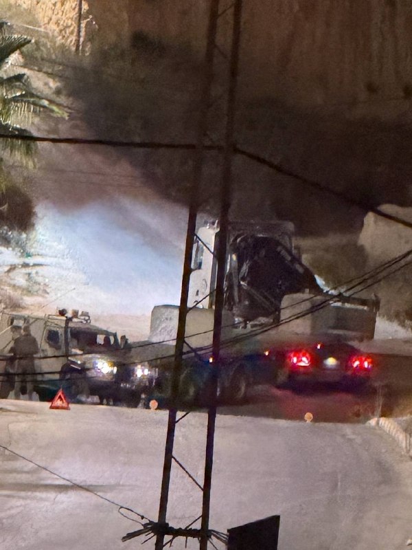 דחוף: כוחות הכיבוש מניחים קוביות מלט בכניסה לכפר סרה ממערב לשכם.