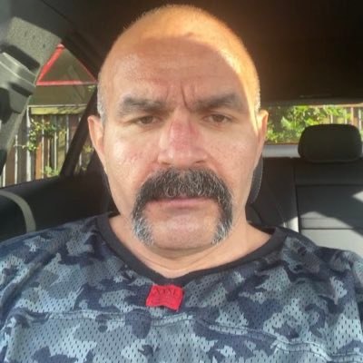 اخبار اعتراضات ایران-اصفهان: 🔴این دلقک اسمش بهنامه ترکهس! شعبون بیمخ شاهپرستهاست. داداشش تو ایران از عوامل رژیمه و خودش تو انگلیس از سرمداران پهلوی