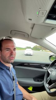Реакция Volkswagen на угрозу ДТП: машина успевает прикрыть окно и натянуть ремен