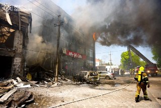 В результате атаки беспилотников по Одесскому району пострадали 11 человек, включая двух детей в возрасте 11 и 12 лет, сообщает глава областной военной администрации.По данным ГСЧС Украины, повреждены автомобили, почтовое отделение, алкомаркет и зоомагазин