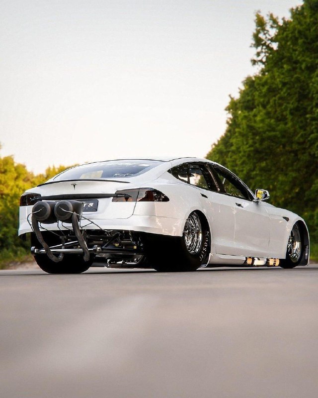 Tesla Model S с двумя моторами Hellcat 2