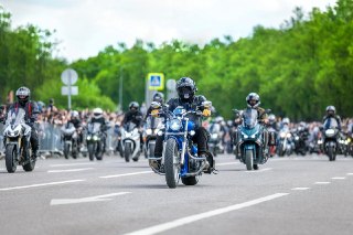 20 тысяч мотоциклистов официально открыли двухколёсный сезон на 14-м Московском мотофестивале — это рекорд за все годы проведения феста.Во главе потока лошадиных сил двигались 38 клубов и мотосообществ. Стартовали от Воробьёвых гор, проехались по Садовому 