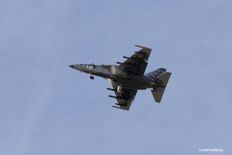 מטוס האימון הקרבי הרוסי המעודכן יאק-130M קיבל את היכולות של מטוס תקיפה קל, כך מדווח Rostec. המטוס צויד במער…