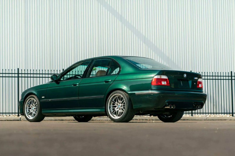 В США обнаружили идеально сохранившийся седан BMW M5 2001 года 2