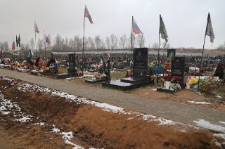 В России участились случаи задержаний за съемку могил военных🔵 Что случилось? Журналист «Медиазоны» Дмитрий Трещанин рассказал, что в нескольких регионах России силовики провели показательные задержания россиян, фотографировавших могилы военных. Их также з