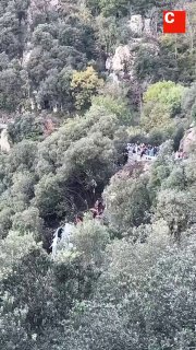83 בני אדם נפצעו כשאוטובוס מלא בנוסעים צלל במדרון של 20 מטר ב-Fogars de Montclús, ברצלונה. לצורך החילוץ נדר…