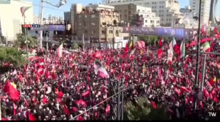 🎦 כשאדום הדגלים מתגבר על שחורות היגון ובגדי האבל
