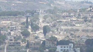 דחוף: דחפורי צבא הכיבוש מתחילים להרוס בתים ולשטח אדמות בעיירה בני חייאן, דרומית ללבנון.