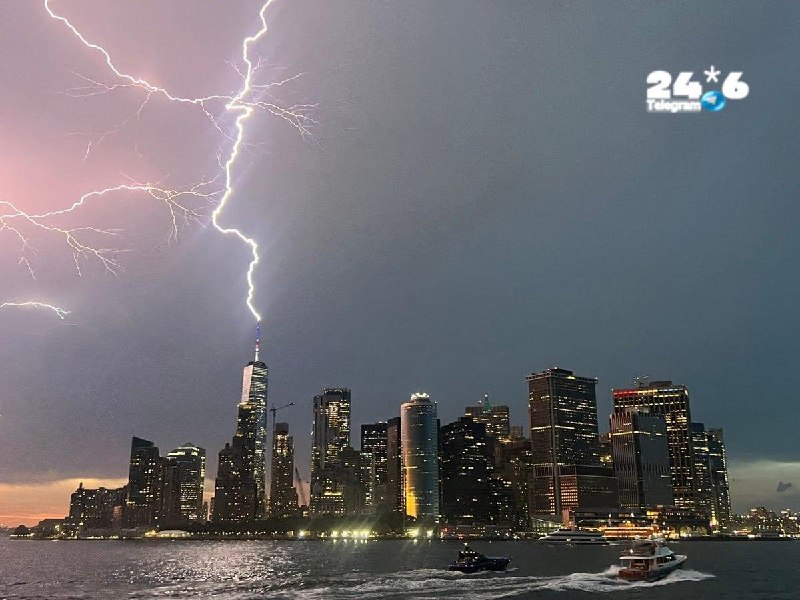 🇮🇱 ארה"ב: גם הברקים חגגו אמש עצמאות 250 לארצות הברית עם פגיעת ברק חגיגית בראש מגדל החירות. שלמה מזג אוויר.