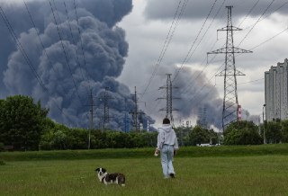 🌐 Разбомбленный НПЗ в Москве, «нефтяные дожди», задержание нового подозреваемого в убийстве художника Скрепецкого. Главное за 18 июня — коротко #водномпосте🔹 Украинские войска запустили рекордное количество дронов по России. Основной целью стал Московский 