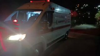 דחוף: פציעות ועימותים מתמשכים כאשר צעירים מתמודדים עם התקפת המתנחלים והצתת אדמות, בפאתי הכפר "ג'אלוד", דרומ…