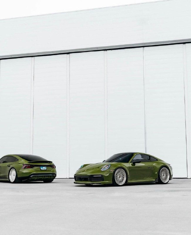 Porsche 992 и Audi E-TRON 4