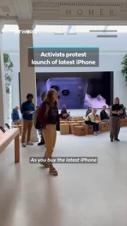 קבוצה של פעילי Code Pink שיבשו את השקת ה-iPhone Duo החדש בוושינגטון הבירה, כדי להוקיע את שותפותה של ענקית ה…