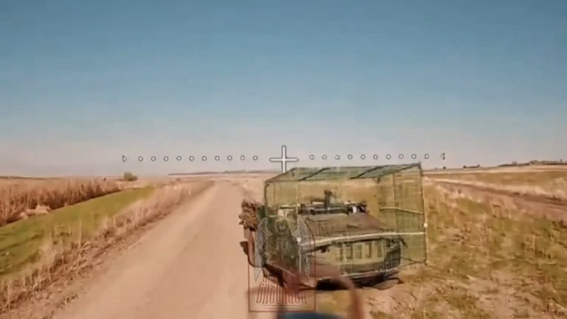 כטב"מ FPV פוגע ברכב קרקעי בלתי מאויש כבד של מגן אוקראיני המעביר בולי עץ ליד אורחוב. הרכב שוקל כארבעה טון, ו…