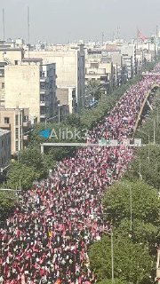 קהל גדול של אנשים בגשר הקולג' ברחוב אנגלב בטהרן כדי להשתתף בהלווייתו של מר נהרג.
