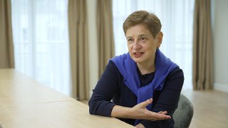 Минюст России включил в реестр иноагентов правнучку Никиты Хрущева политолога Нину Хрущеву.Также в список попали: • философ Вадим Штепа, • журналист Сергей Резник, • активист Алексей Нестеренко, • экономист Екатерина Журавская.