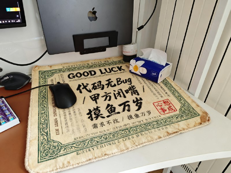 哈哈 Seedream 4 生成图片的融合度太顶了，我把自己的鼠标垫变成许愿符风格了