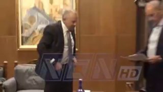 🏴 יו"ר הפרלמנט, נביה ברי, מתדרך את ראש התנועה הפטריוטית החופשית, חבר הפרלמנט גבראן באסיל, בתמונות של העייר…