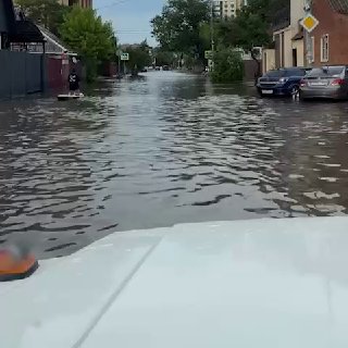 Обстановка в Краснодаре после сильного ливня — накануне в городе выпало почти 90 мм осадков при месячной норме в 65 мм, сообщили в местной Службе спасения.