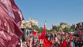 🎦 אבלים מלווים את גופת האימאם ההרוג מוג'אהיד אל המקדש הקדוש של רזאווי בתחילת רחוב האימאם רזה במשהד.