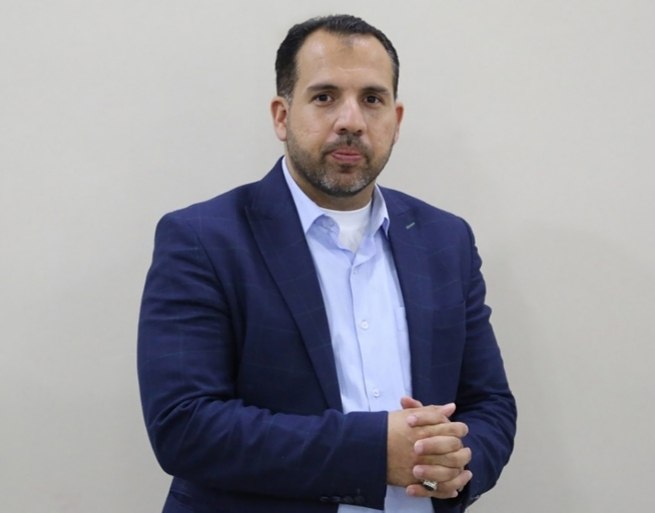 דחוף: כוחות הכיבוש עוצרים את העיתונאי עלא אל-רימאווי לאחר שפשט על ביתו בשכונת אלמסאיף באל-בירה