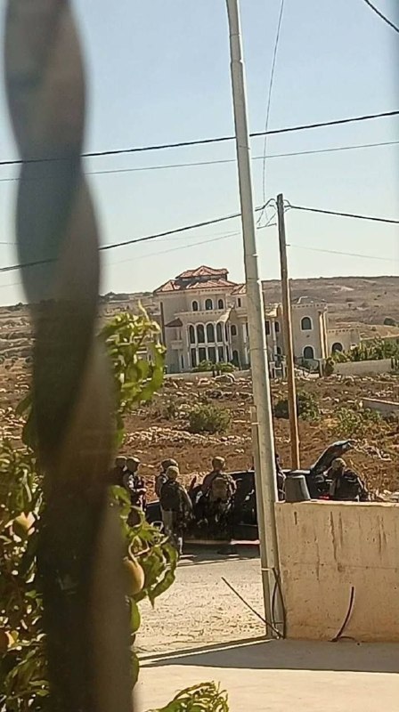 כוחות הכיבוש תופסים רכב ומבצעים בו חיפוש בעיירה סינג'יל, צפונית לרמאללה.