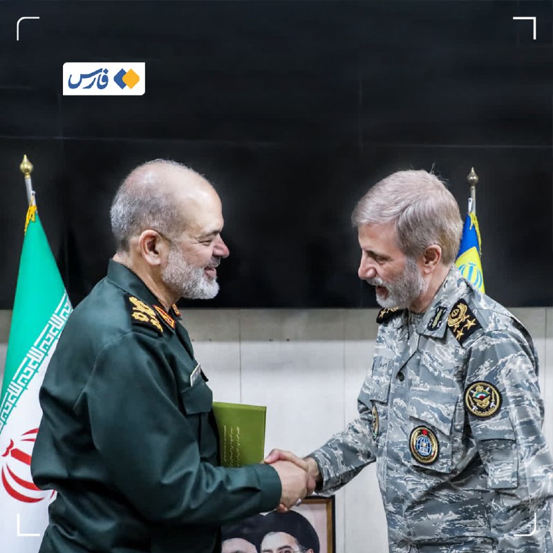 خبرگزاری فارس ✔: 🎥 گوشه‌ای از دیدار و نشست صمیمی فرماندهان ارتش و سپاه برای بررسی آخرین وضعیت میادین نبرد @Farsnaرمزگشایی از نشست امروز ف