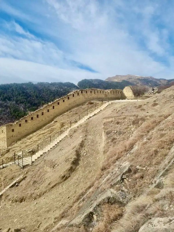 Завершено благоустройство пешеходной тропы, ведущей к исторической крепостной башне в Гунибе — одной из самых популярных достопримечательностей республ фото