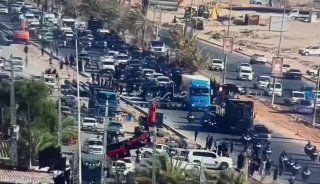 תהלוכת הארון המבורך סוללת את דרכה בקושי דרך אזור אל-חיידרייה (דרך יא חוסיין) לכיוון כרבלא הקדושה.