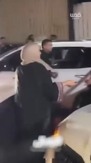 רגעים נוגעים ללב מפגישתו של האסיר המשוחרר, מואיאד חסן אל-טייט, עם משפחתו לאחר שנה וחצי של מעצר בבתי הכלא של…