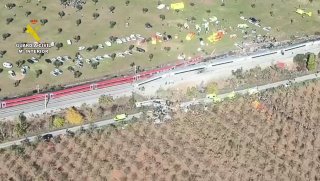 תאונת הרכבת הזו נראית גדולה מזו של אדמוז בינואר, אז מתו 46 בני אדם. הדוח של ADIF, ההנהלה הלאומית, מדבר על ט…