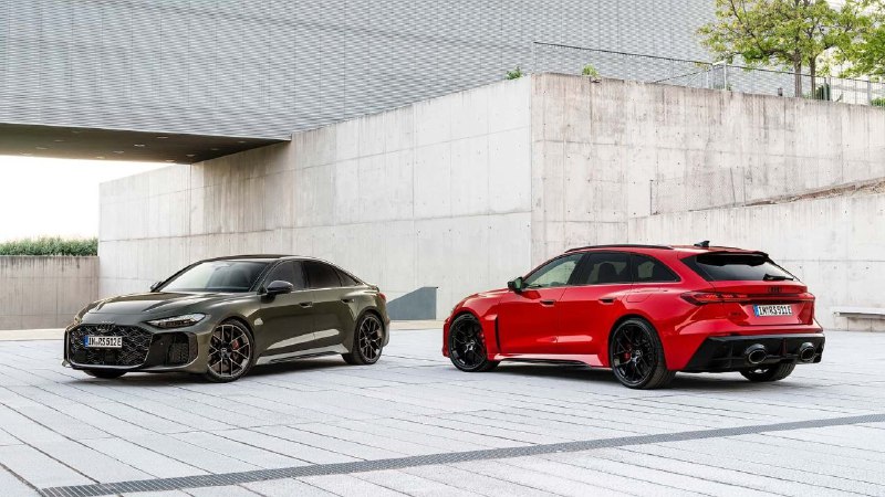 Audi официально представила новую RS5 B10 — сразу в двух кузовах: седан и универсал. Под капотом 2,9