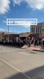 Как проходит «Полдень против Путина» на участках внутри России🔵 Москва. Очередь собралась на одном из участков в Новой Москве, сообщил подписчик «Агентства». Из видео, которое он прислал, следует, что несколько десятков человек собрались перед УИК в школе 