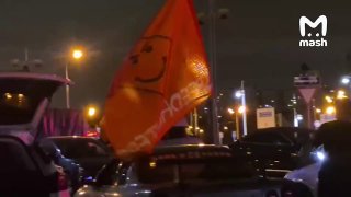 Стритрейсеры перестали гонять по московским улицам — из-за проблем с бензином их стало меньше минимум в два раза. Вместо гонок экстремалы устраивают посиделки и обсуждают, где достать топливо для заездов.По данным Mash, изменился и возраст стритрейсеров — 