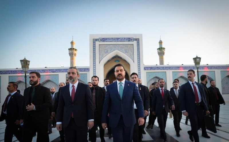 رئيس الوزراء علي الزيدي في مرقد السيدة زينب (عليها السلام).