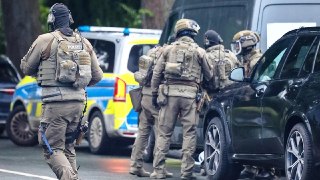 В Германии мужчина взял в заложники двоих детей, выстрелил в полицейского и забаррикадировался в квартире, пишет Bild. По данным издания, гражданин Сербии начал конфликт в ресторане Дортмунда: угрожал гостям и применил перцовый баллончик. Затем он уехал в 