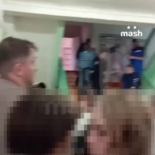 Семь человек пострадали из-за нападения ученицы в канской школе. Среди них пятеро детей.  Местные каналы пишут, что жертва — преподаватель физики Ольга Кострова, однако она опровергла эту информацию. Женщина заявила, что вообще не знает девочку. Школьница…