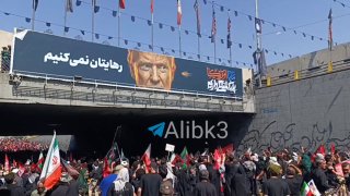 המונים איראנים יוצאים לכיכרות בטהראן כדי להשתתף בהלווייתו של מר נהרג.