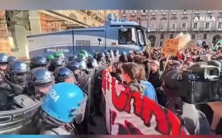 ערב סוף שבוע עליז החלה איטליה לחמם את אירופה הישנה. 100 אלף איש השתתפו היום בצעדה במרכז רומא במחאה נגד כלכל…