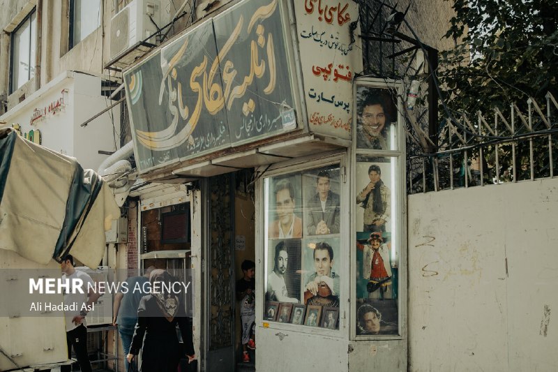 خبرگزاری مهر: 📸 روزگار نگاتیو در آتلیه‌های عکاسی🔺 پیش از آنکه دوربین‌های دیجیتال و تلفن‌های همراه، عکاسی را به بخشی جدایی‌ناپذیر از زن