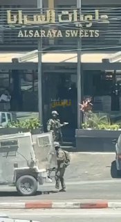 כוחות ישראל הסתערו על חנות הממתקים סראיה בשכונת רפידיה ואכלו את הממתקים ולאחר מכן נסוגו לעבר מחסום סרה...