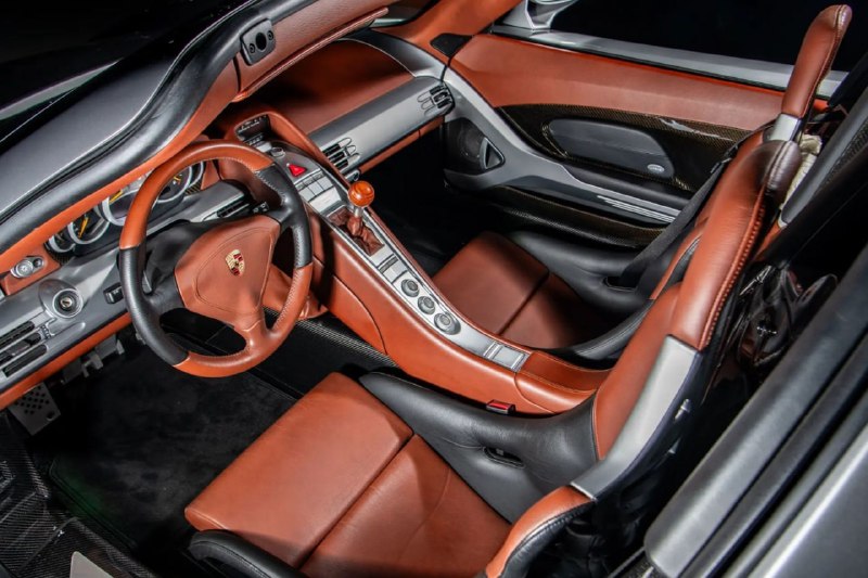 Редчайший 20-летний Porsche Carrera GT с пробегом меньше 1000 км пустят с молотка — за суперкар хотя 3