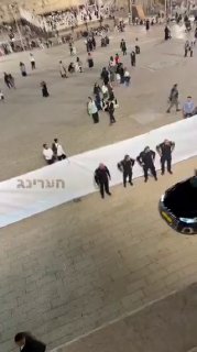 נתניהו הניח פתק בין האבנים של המקום הזה כשהיה נוכח בחומת נדבה M.A